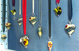 Drachen und Frösche Glasperlen mit Drachen und Fröschen