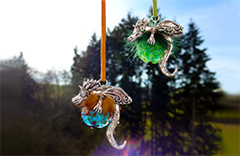 Drache mit Glasperle Drache mit Glasperle