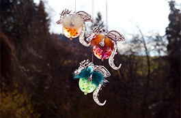 Drache mit Glasperle Drache mit Glasperle