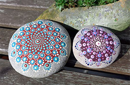 Mandalas auf Stein bemalte Steine