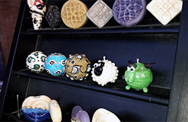 Schaf und Drache als Glasperle Schaf und Drache als Glasperle